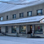 Selger bygg og to butikker