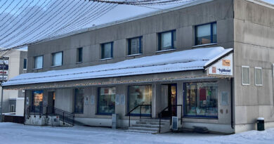 Selger bygg og to butikker